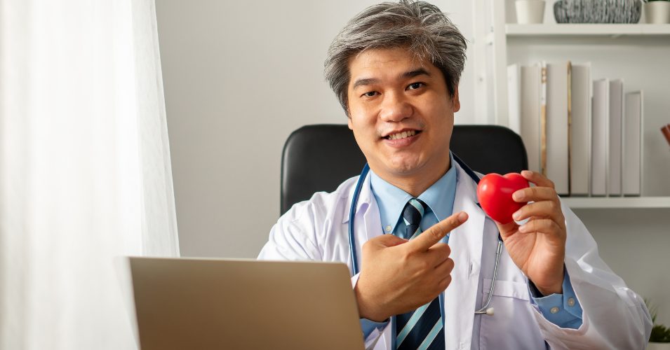 médico segurando coração - Marketing Digital para Médicos