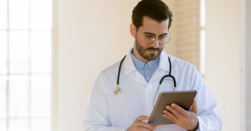 médico segurando tablet - Marketing Digital para Médicos